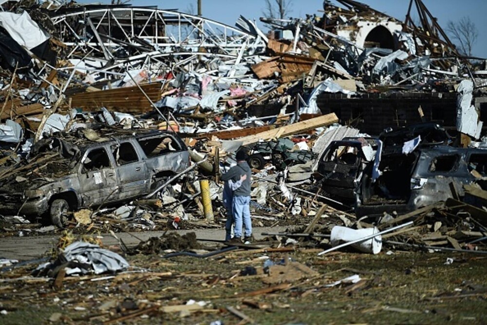 Peste 100 de oameni au murit în seria de tornade care au devastat SUA. „Suntem prinşi dedesubt. Vă rog, ajutaţi-ne!” - Imaginea 10