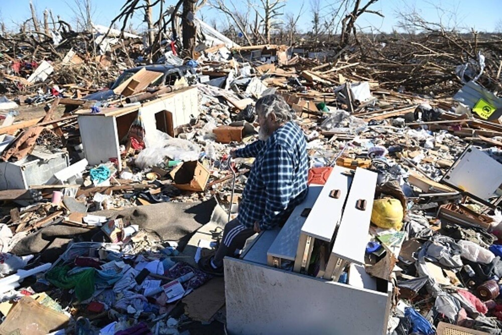Peste 100 de oameni au murit în seria de tornade care au devastat SUA. „Suntem prinşi dedesubt. Vă rog, ajutaţi-ne!” - Imaginea 11