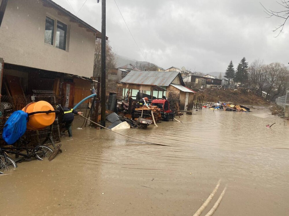 Zeci de localități, afectate de inundații. O persoană a fost luată cu mașina de apă. GALERIE FOTO și VIDEO - Imaginea 5