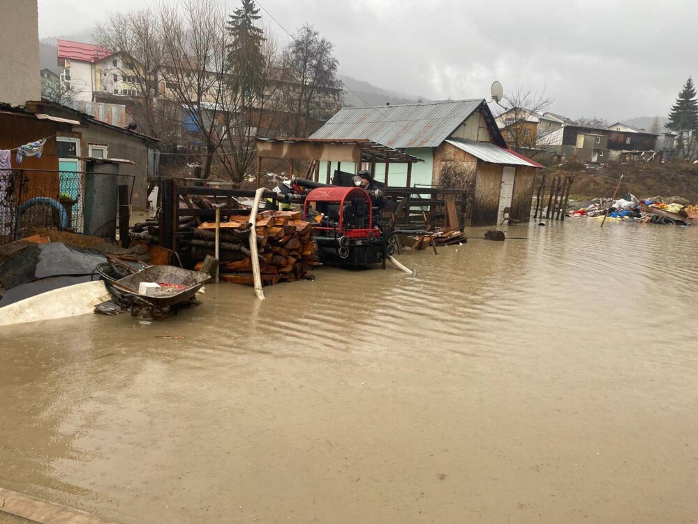 Zeci de localități, afectate de inundații. O persoană a fost luată cu mașina de apă. GALERIE FOTO și VIDEO - Imaginea 4