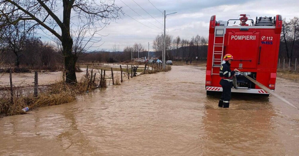 Zeci de localități, afectate de inundații. O persoană a fost luată cu mașina de apă. GALERIE FOTO și VIDEO - Imaginea 2