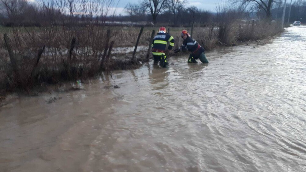 Zeci de localități, afectate de inundații. O persoană a fost luată cu mașina de apă. GALERIE FOTO și VIDEO - Imaginea 1