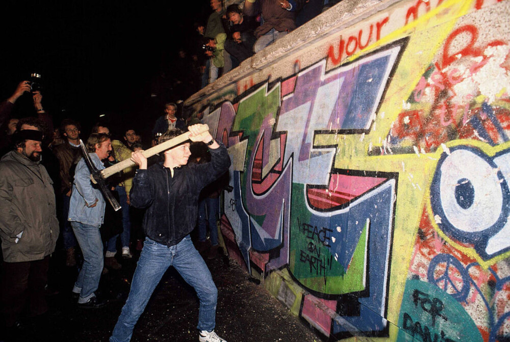 33 de ani de la căderea Zidului Berlinului. Simbolul divizării Germaniei, în cifre. GALERIE FOTO - Imaginea 1