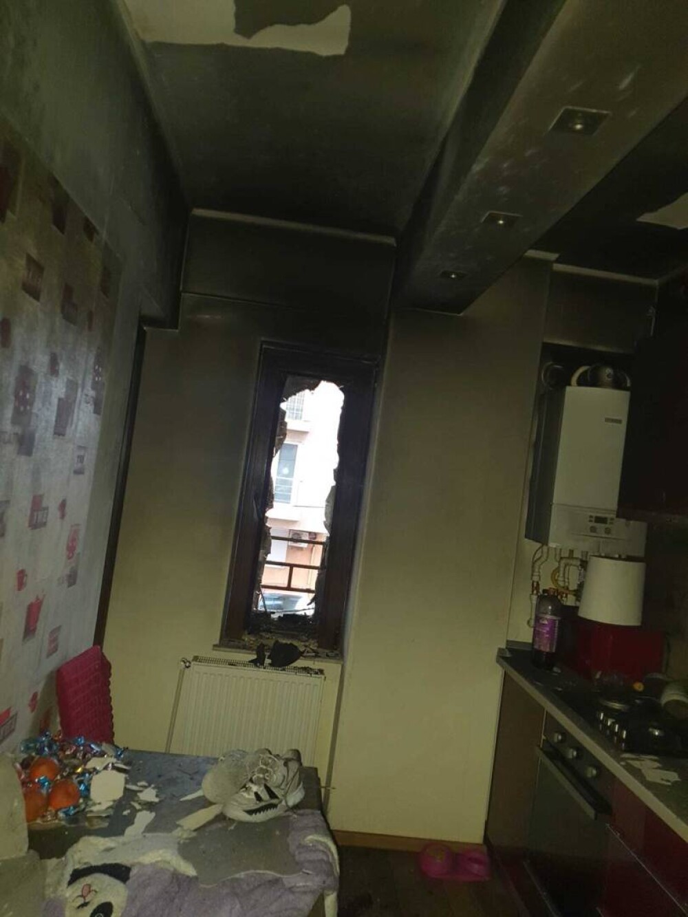 Petardele, posibilă cauză a incendiului din Constanța, care a distrus un bloc și agoniseala de o viață a mai multor familii - Imaginea 8