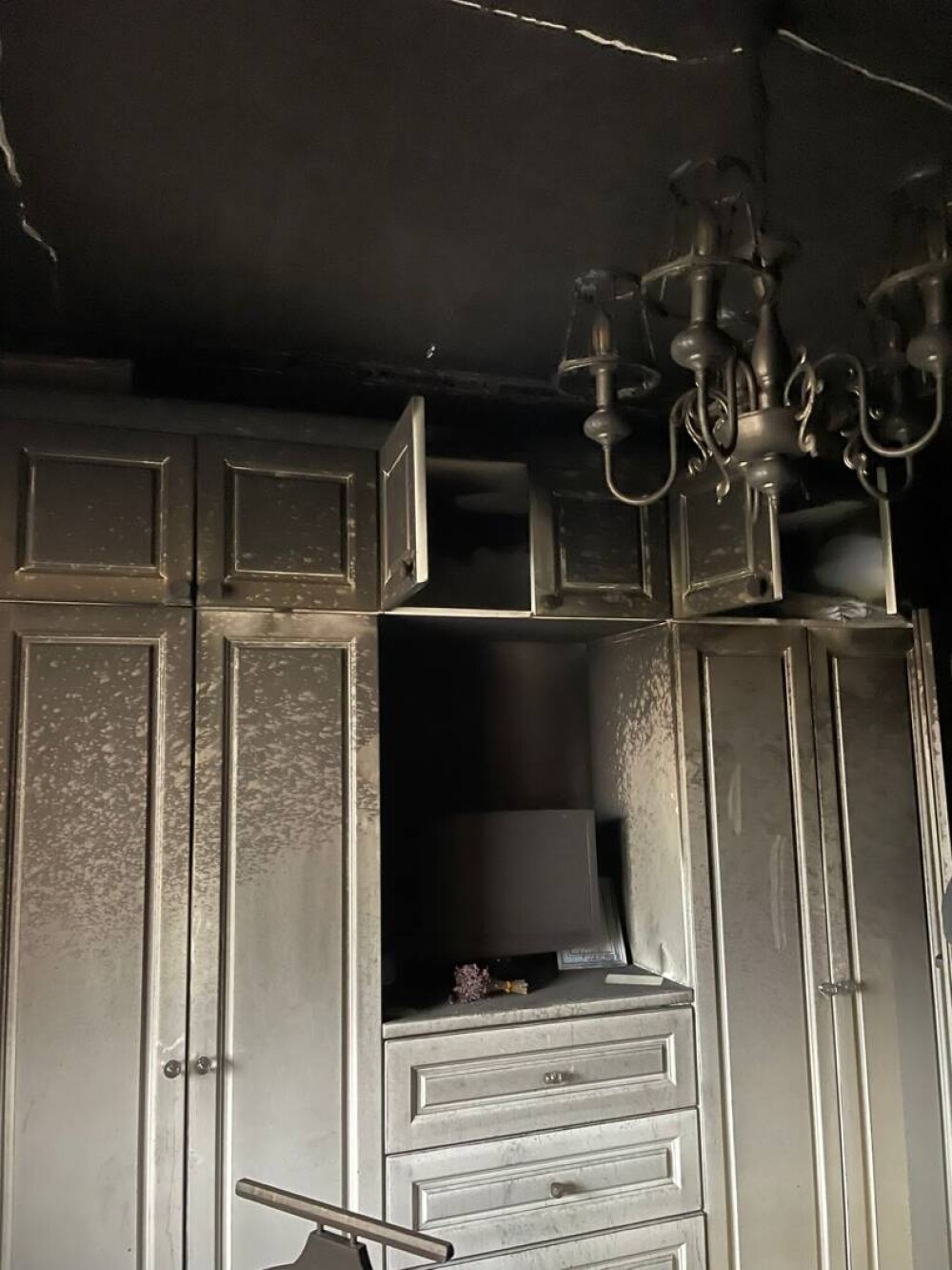 Petardele, posibilă cauză a incendiului din Constanța, care a distrus un bloc și agoniseala de o viață a mai multor familii - Imaginea 9