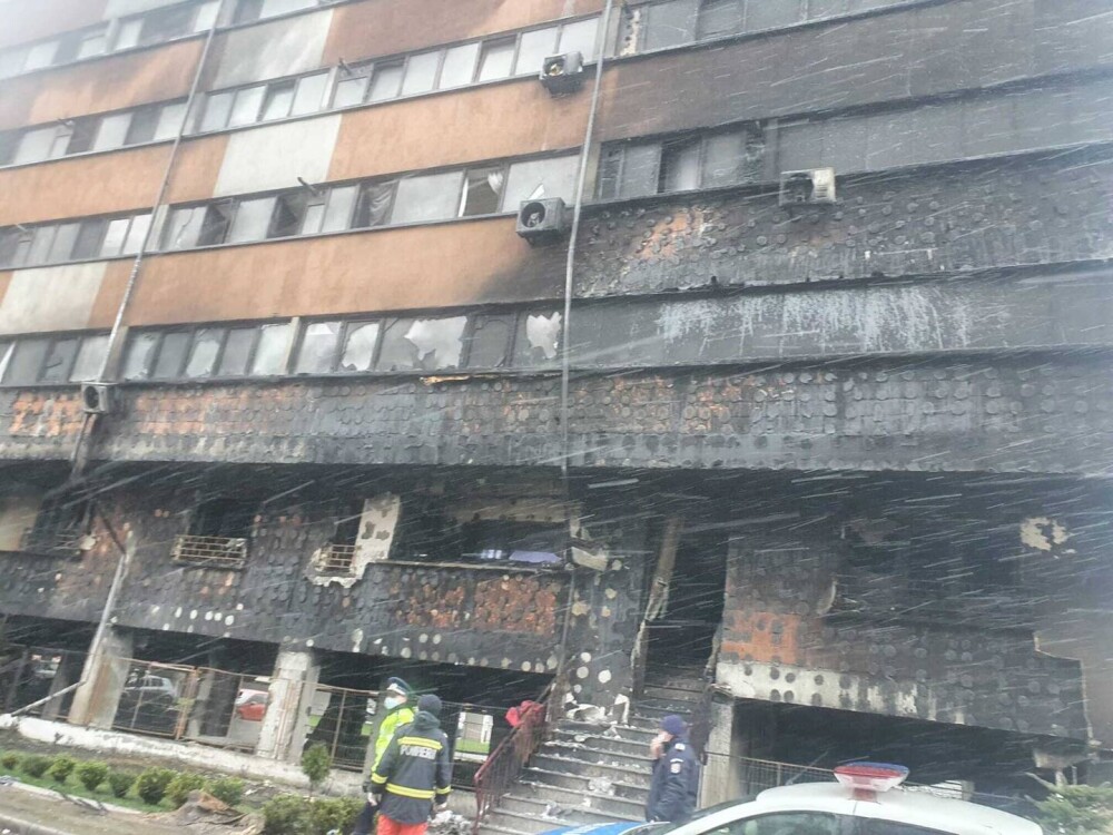Zeci de apartamente și mașini, distruse în incendiul din Constanța. Imaginile groazei din interiorul imobilului - Imaginea 19