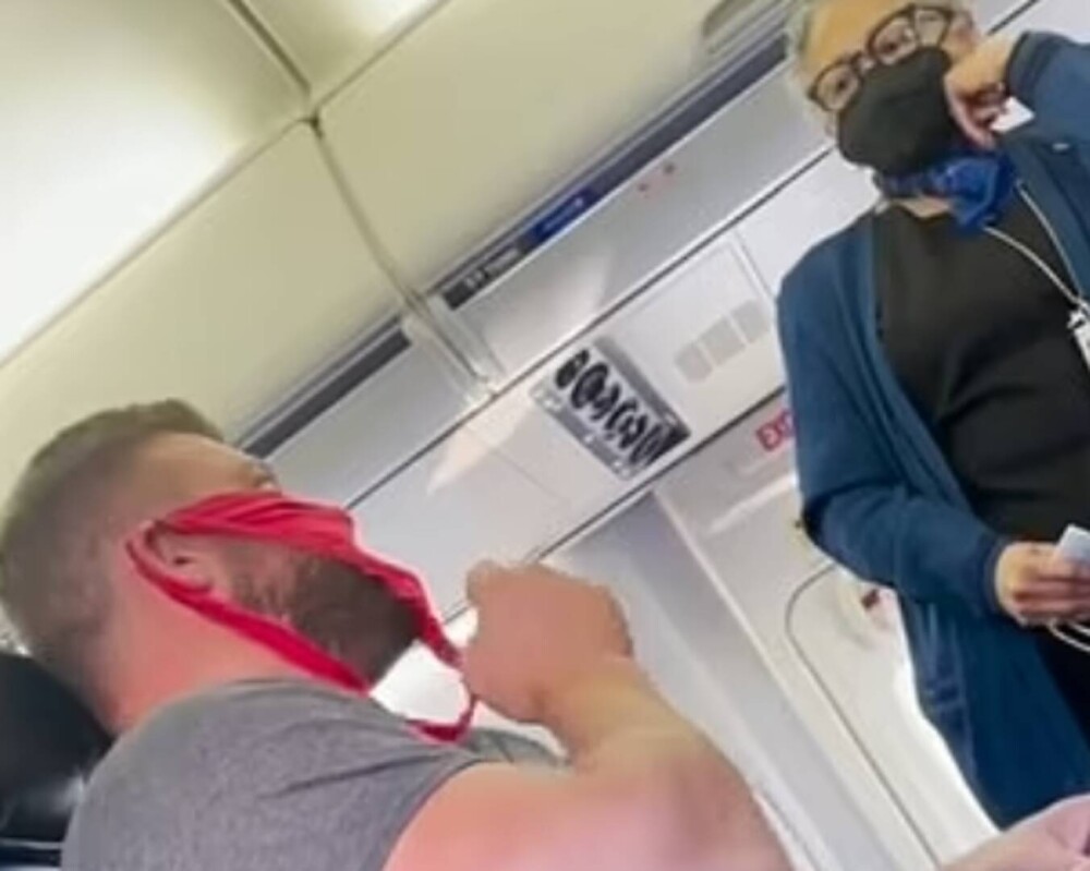Un bărbat a urcat în avion cu o pereche de bikini roșii pe față, în loc de mască. Ce a urmat. VIDEO - Imaginea 1