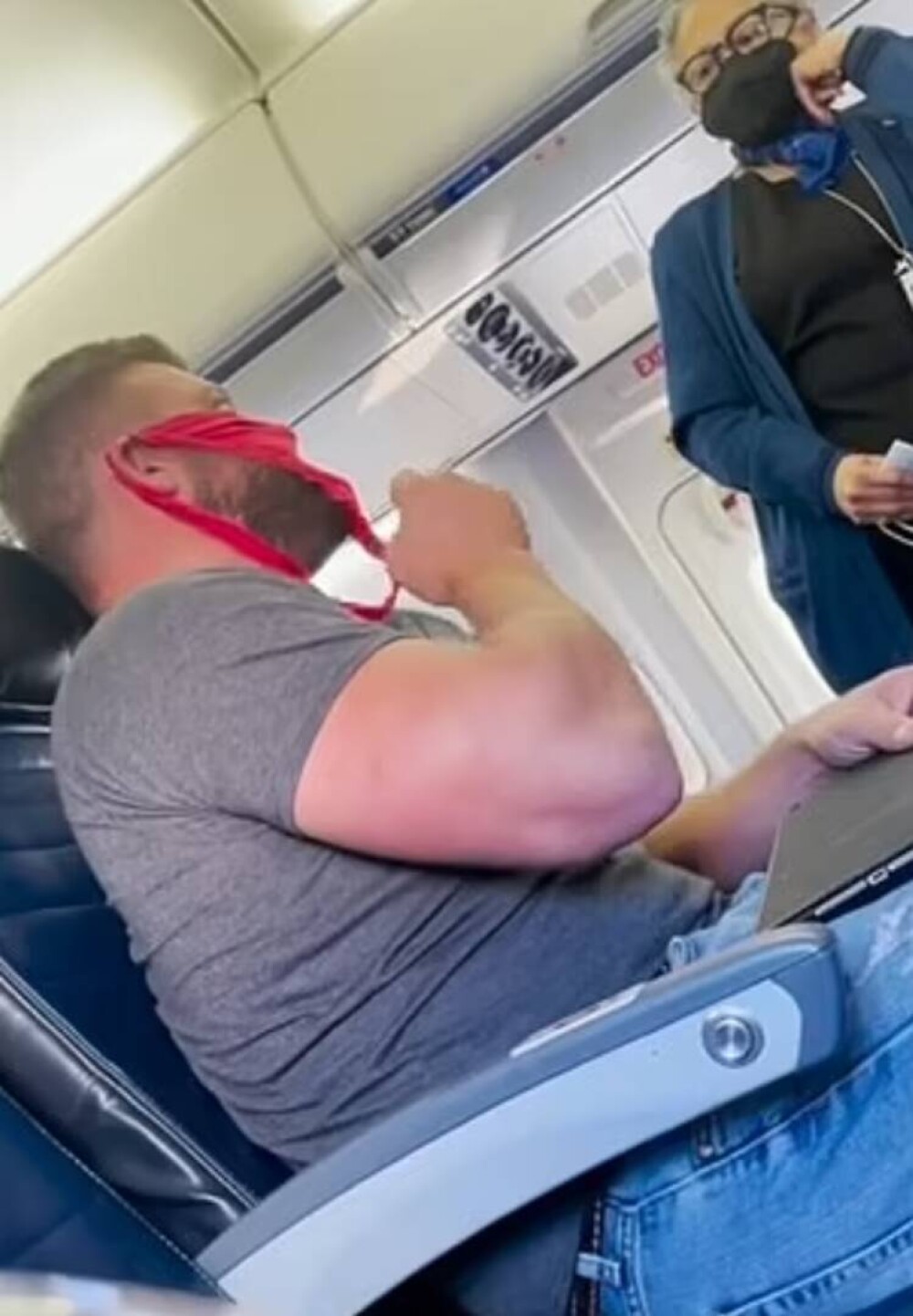 Un bărbat a urcat în avion cu o pereche de bikini roșii pe față, în loc de mască. Ce a urmat. VIDEO - Imaginea 2