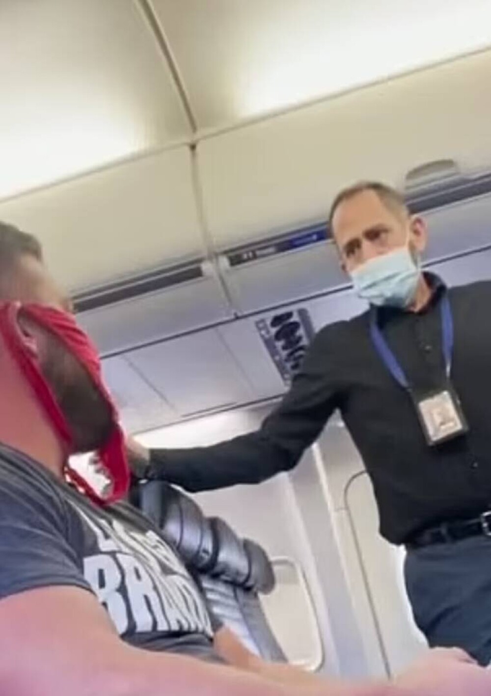 Un bărbat a urcat în avion cu o pereche de bikini roșii pe față, în loc de mască. Ce a urmat. VIDEO - Imaginea 3