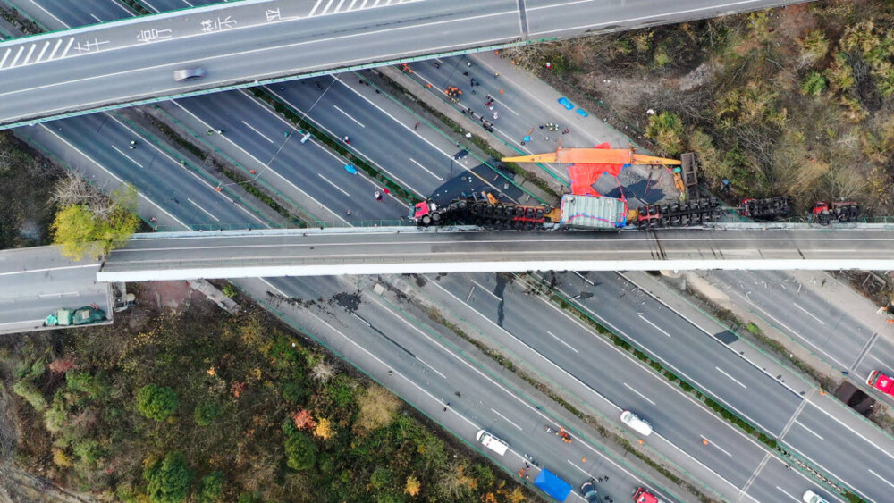 FOTO&VIDEO. Patru oameni au murit în China, după ce un pod s-a prăbușit peste o autostradă - Imaginea 1