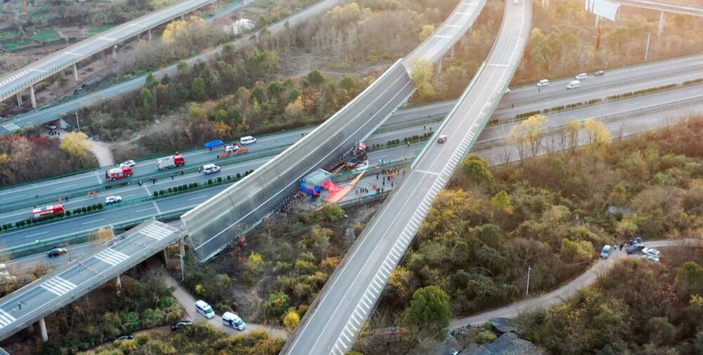 FOTO&VIDEO. Patru oameni au murit în China, după ce un pod s-a prăbușit peste o autostradă - Imaginea 2