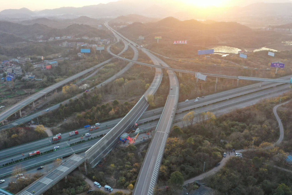 FOTO&VIDEO. Patru oameni au murit în China, după ce un pod s-a prăbușit peste o autostradă - Imaginea 4