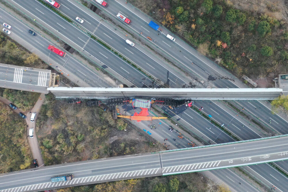 FOTO&VIDEO. Patru oameni au murit în China, după ce un pod s-a prăbușit peste o autostradă - Imaginea 5