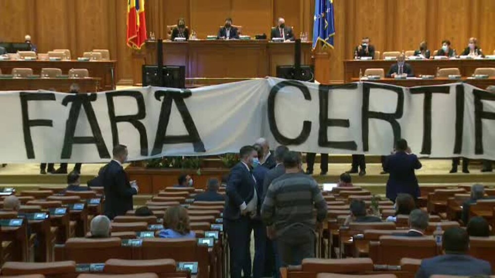 Protest în Parlament cu AUR și Șoșoacă. Banner uriaș: ”Libertate fără certificate” - Imaginea 2