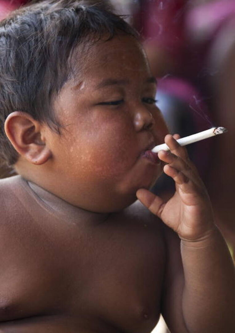 Copilul care fuma 40 de țigări pe zi la doar doi ani s-a lăsat de fumat. Cum arată | FOTO - Imaginea 5