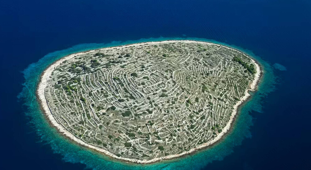 FOTO Povestea impresionantă a insulei ce seamănă cu o amprentă de deget. Secretul care o face să aibă acest aspect - Imaginea 3