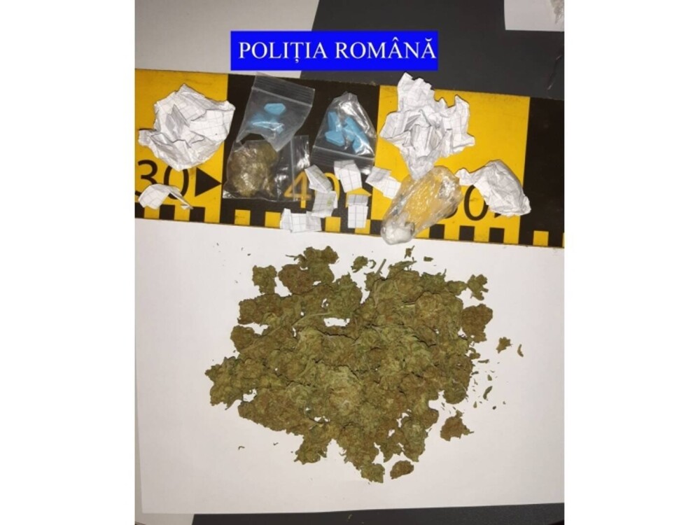 Teancuri de bani, lei, euro și lire sterline, dar și bijuterii, găsite de polițiști la zeci de suspecți de cămătărie - Imaginea 6