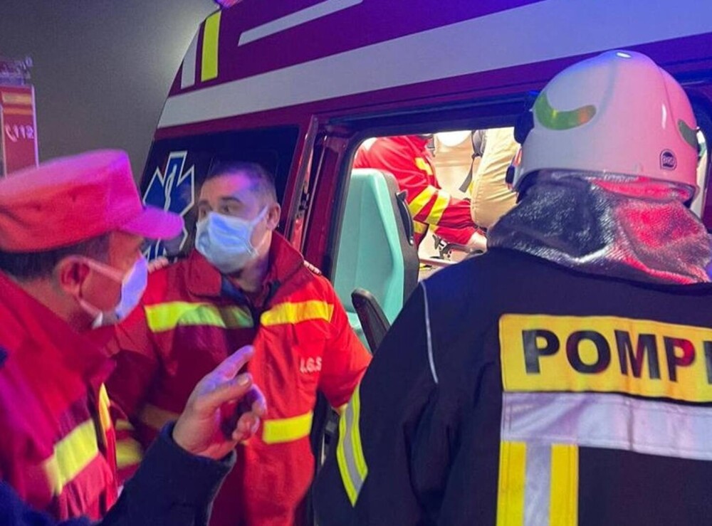 FOTO. Explozie puternică într-un magazin alimentar din județul Prahova. Patru persoane se aflau în interior - Imaginea 1
