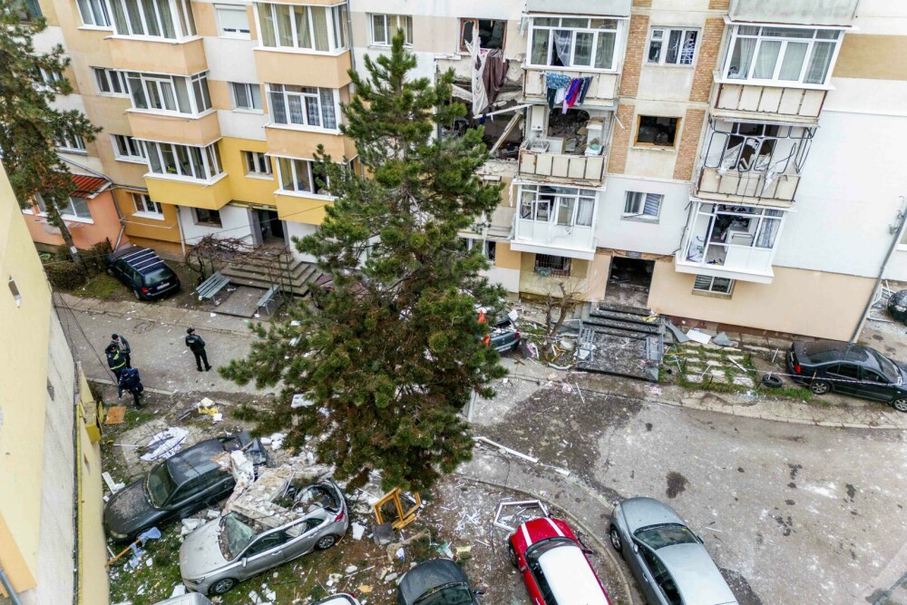 Deces după explozia produsă într-un bloc din Suceava. Bărbatul care a fost aruncat printr-o fereastră a murit | GALERIE FOTO - Imaginea 2