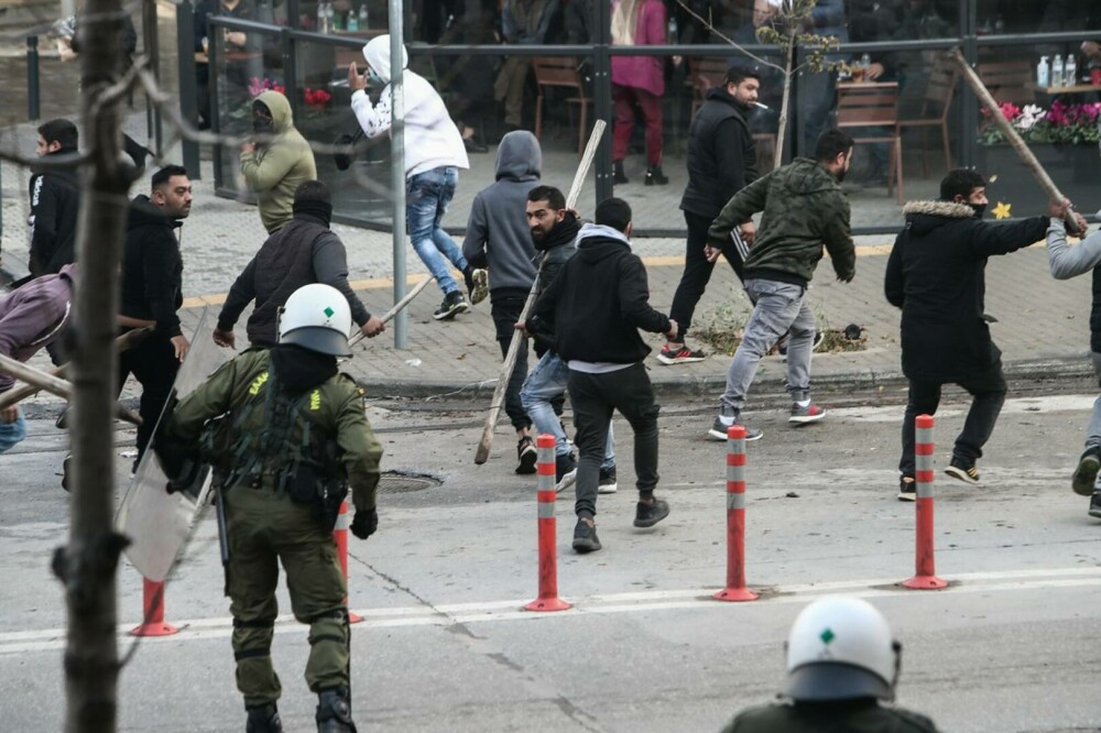 Proteste violente la Salonic şi Atena, după ce un băiat rrom a fost împuşcat de poliţie. GALERIE FOTO - Imaginea 1