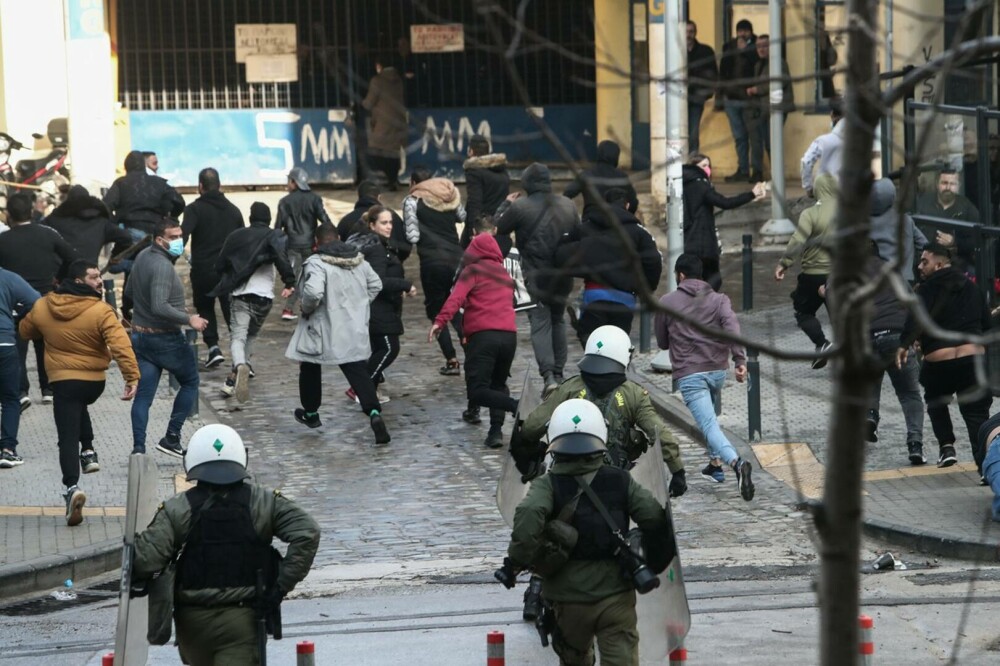 Proteste violente la Salonic şi Atena, după ce un băiat rrom a fost împuşcat de poliţie. GALERIE FOTO - Imaginea 2
