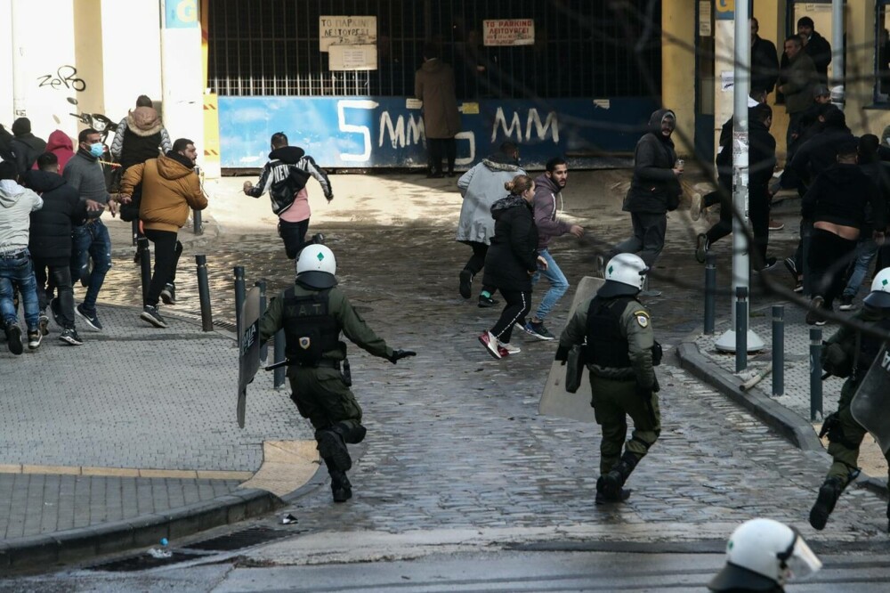 Proteste violente la Salonic şi Atena, după ce un băiat rrom a fost împuşcat de poliţie. GALERIE FOTO - Imaginea 5