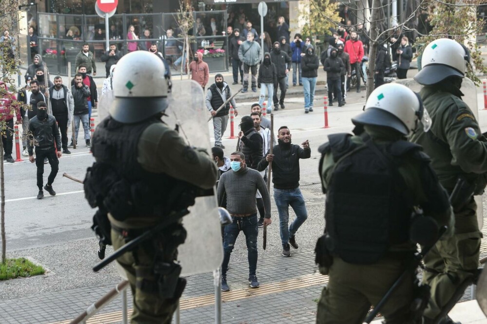 Proteste violente la Salonic şi Atena, după ce un băiat rrom a fost împuşcat de poliţie. GALERIE FOTO - Imaginea 6