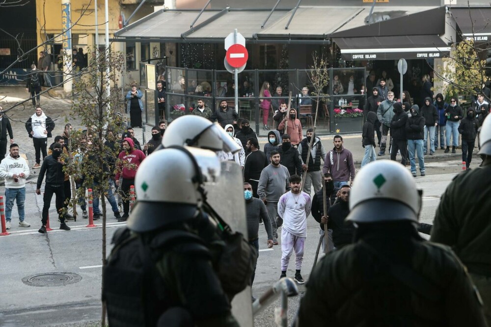 Proteste violente la Salonic şi Atena, după ce un băiat rrom a fost împuşcat de poliţie. GALERIE FOTO - Imaginea 7