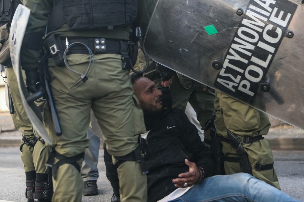 Proteste violente la Salonic şi Atena, după ce un băiat rrom a fost împuşcat de poliţie. GALERIE FOTO - Imaginea 8