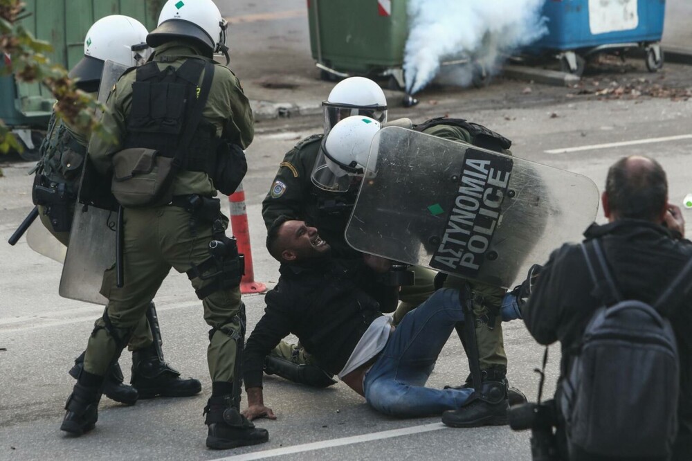 Proteste violente la Salonic şi Atena, după ce un băiat rrom a fost împuşcat de poliţie. GALERIE FOTO - Imaginea 9