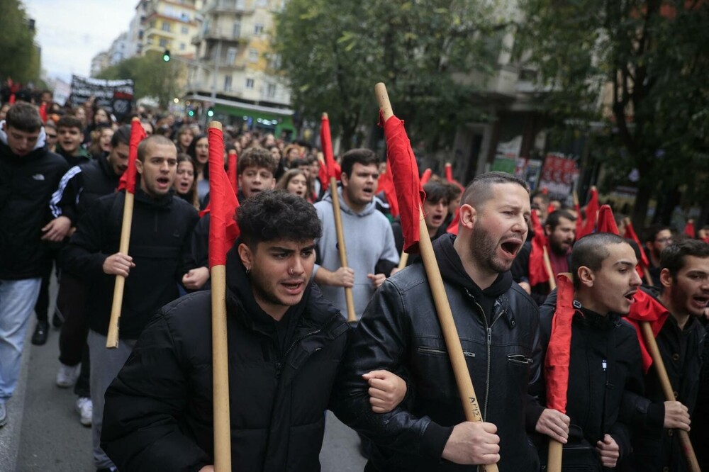Proteste violente la Salonic şi Atena, după ce un băiat rrom a fost împuşcat de poliţie. GALERIE FOTO - Imaginea 10