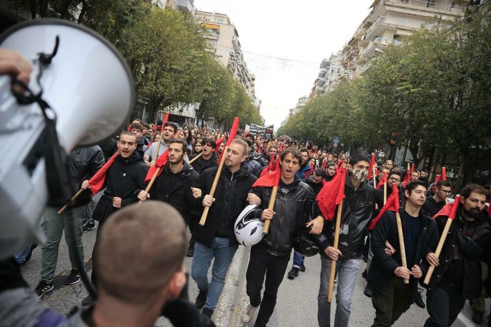 Proteste violente la Salonic şi Atena, după ce un băiat rrom a fost împuşcat de poliţie. GALERIE FOTO - Imaginea 11