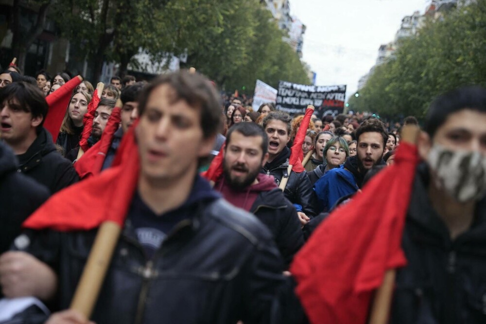 Proteste violente la Salonic şi Atena, după ce un băiat rrom a fost împuşcat de poliţie. GALERIE FOTO - Imaginea 12