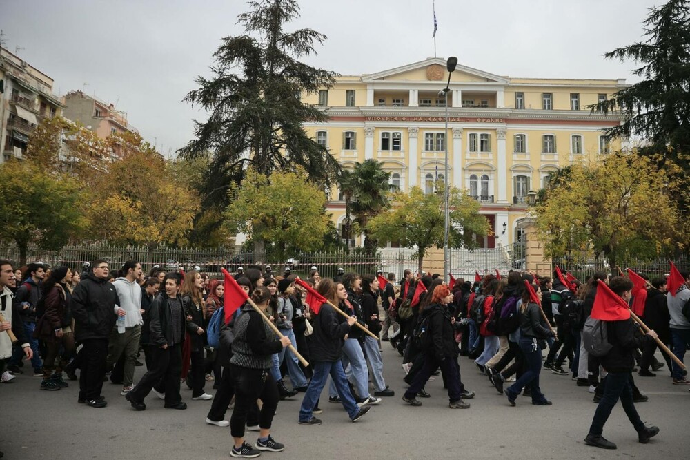Proteste violente la Salonic şi Atena, după ce un băiat rrom a fost împuşcat de poliţie. GALERIE FOTO - Imaginea 13