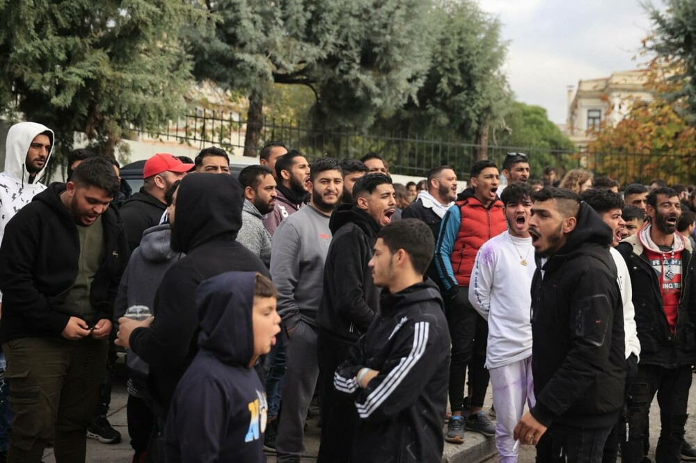 Proteste violente la Salonic şi Atena, după ce un băiat rrom a fost împuşcat de poliţie. GALERIE FOTO - Imaginea 14