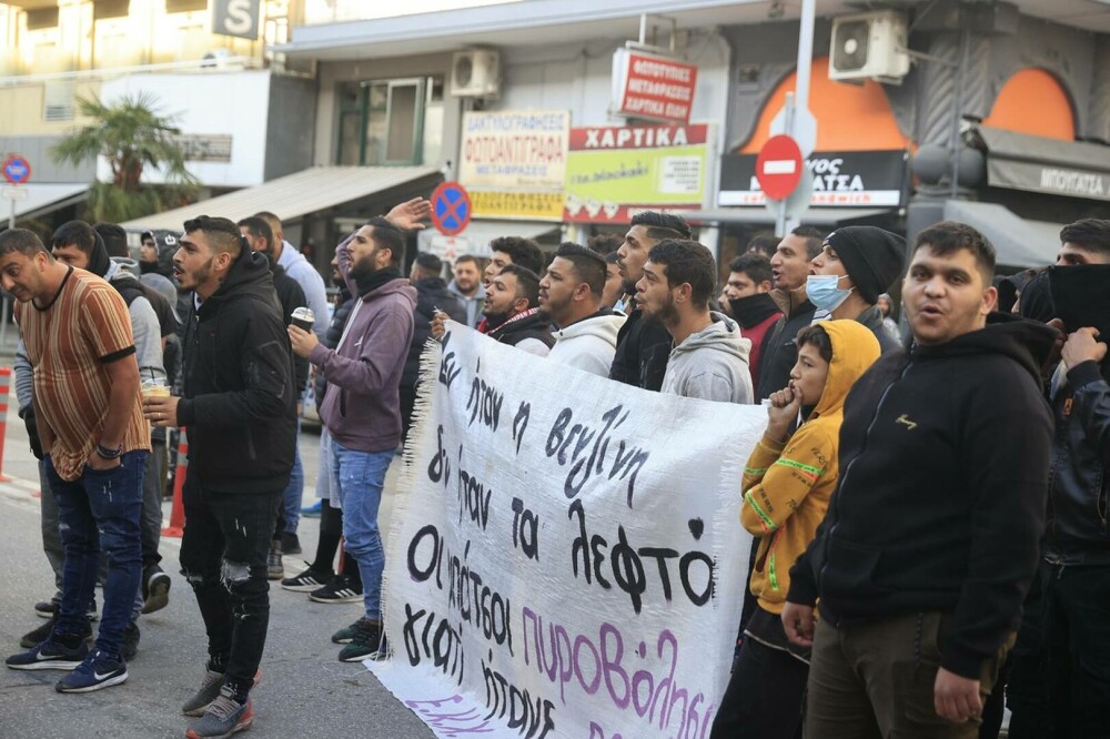 Proteste violente la Salonic şi Atena, după ce un băiat rrom a fost împuşcat de poliţie. GALERIE FOTO - Imaginea 15