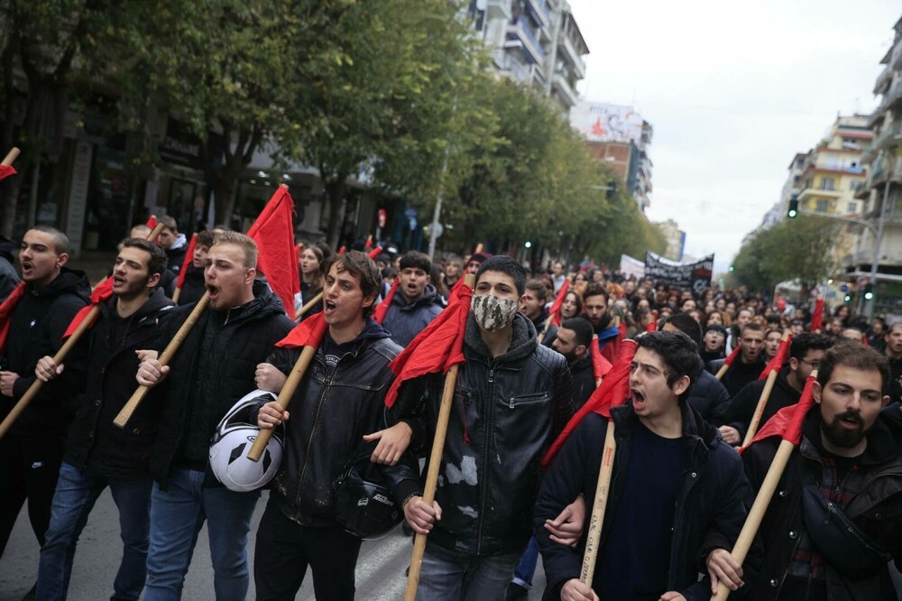 Proteste violente la Salonic şi Atena, după ce un băiat rrom a fost împuşcat de poliţie. GALERIE FOTO - Imaginea 17