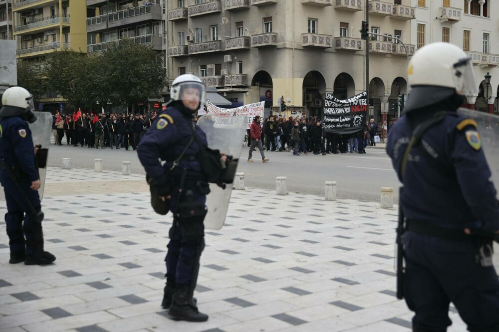 Proteste violente la Salonic şi Atena, după ce un băiat rrom a fost împuşcat de poliţie. GALERIE FOTO - Imaginea 18