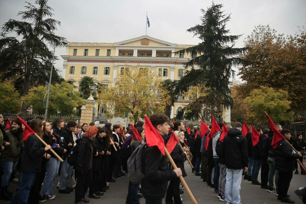 Proteste violente la Salonic şi Atena, după ce un băiat rrom a fost împuşcat de poliţie. GALERIE FOTO - Imaginea 19