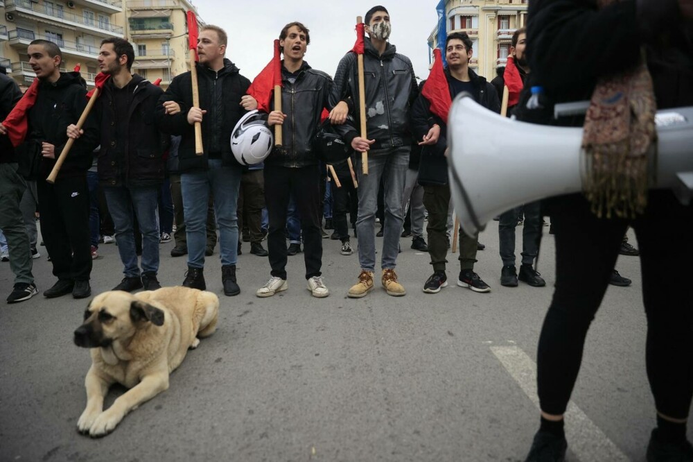 Proteste violente la Salonic şi Atena, după ce un băiat rrom a fost împuşcat de poliţie. GALERIE FOTO - Imaginea 20