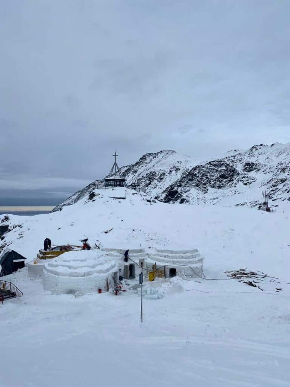 Imagini spectaculoase de la construirea noului hotel de gheață de la Bâlea Lac GALERIE FOTO - Imaginea 4