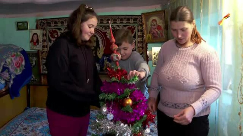 Ce își dorește Ștefania de la Moș Crăciun: „Nimic. Fratele meu să primească jucării”. Familia are bradul de 18 ani - Imaginea 4