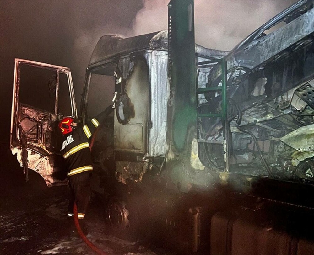 Incendiu violent pe A1. Un autotren încărcat cu opt autoturisme a ars complet | VIDEO & GALERIE FOTO - Imaginea 1