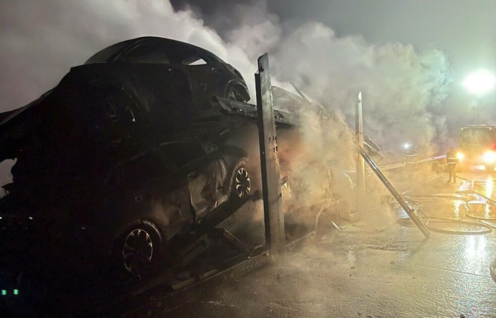 Incendiu violent pe A1. Un autotren încărcat cu opt autoturisme a ars complet | VIDEO & GALERIE FOTO - Imaginea 7