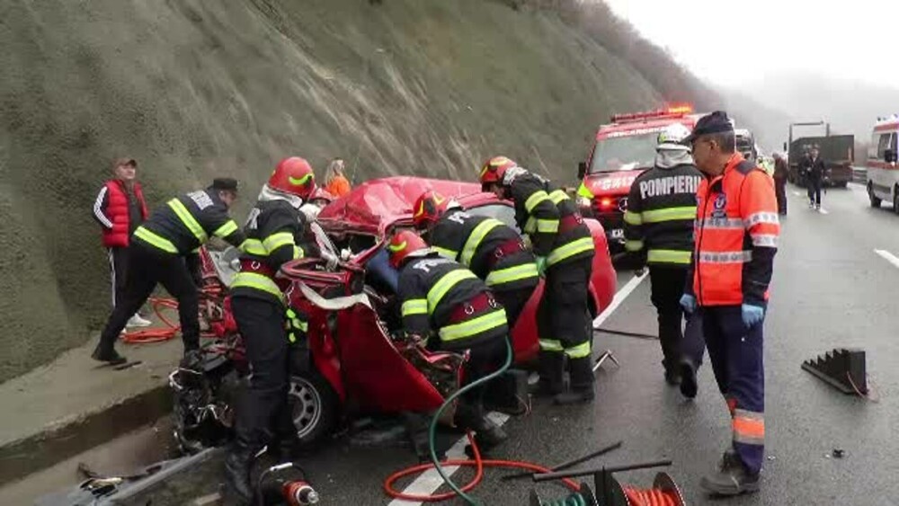 Un tânăr și socrul lui au murit într-un accident cumplit, în apropiere de Porțile de Fier 1 - Imaginea 5