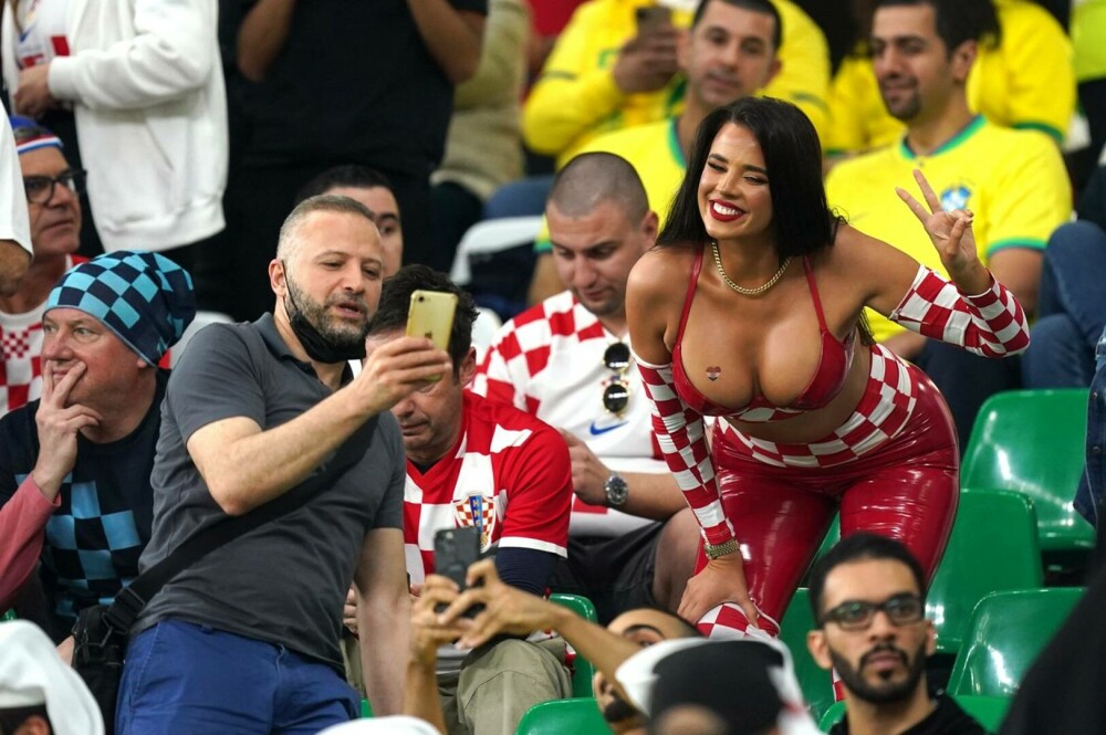 Ivana Knoll, fostă Miss Croația, face senzație pe Instagram, după ce a pozat topless. Imaginea a devenit imediat virală - Imaginea 9