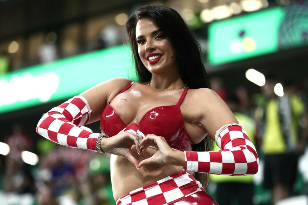 Ivana Knoll, fostă Miss Croația, face senzație pe Instagram, după ce a pozat topless. Imaginea a devenit imediat virală - Imaginea 4