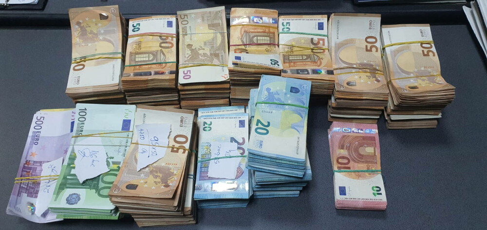Un ucrainean a încercat să intre în România cu 300.000 euro într-o geantă. Ce a spus că voia să facă cu banii. FOTO - Imaginea 1