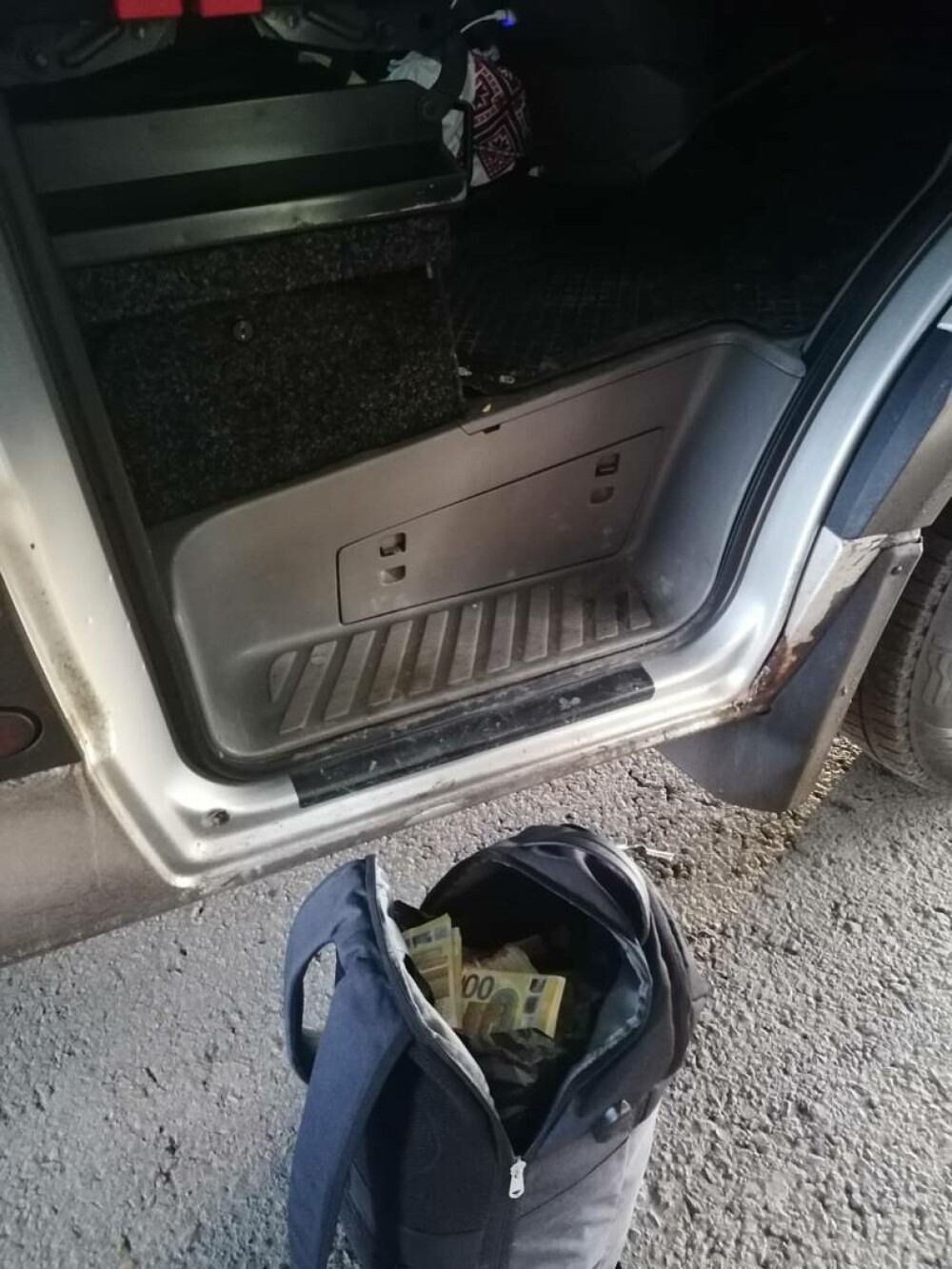 Un ucrainean a încercat să intre în România cu 300.000 euro într-o geantă. Ce a spus că voia să facă cu banii. FOTO - Imaginea 2