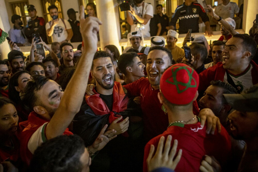 Incidente violente în Franța, după meciul Franța-Maroc. Peste 100 de persoane, arestate. Un copil a fost călcat cu mașina - Imaginea 6
